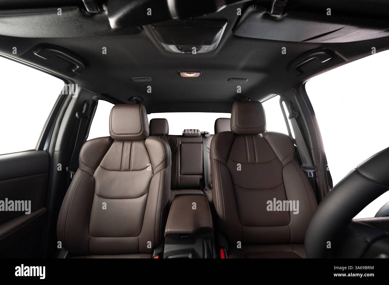 Intérieur des sièges d'auto avant en cuir marron avec fenêtres blanches isolées Banque D'Images