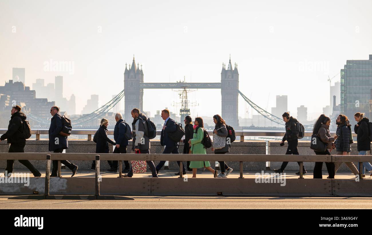 Les navetteurs traversent London Bridge Banque D'Images