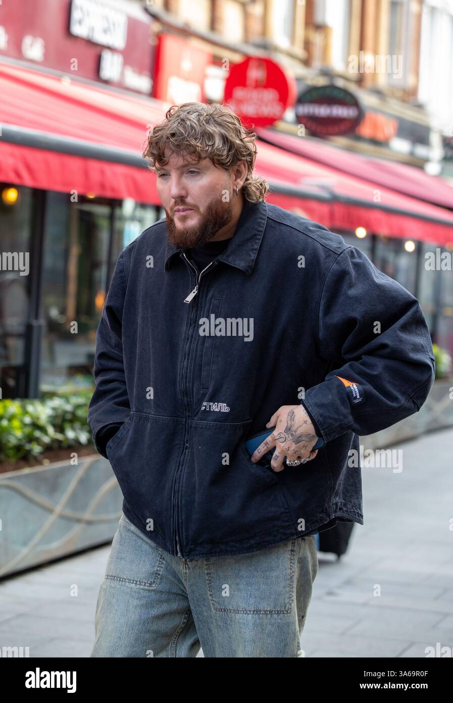 Londres, Angleterre, Royaume-Uni. 25 mars 2025. Le chanteur et compositeur anglais James Arthur arrive aux Global Radio Studios et montera sur notre scène le mercredi 26 mars. Au Royal Albert Hall Credit : Richard Lincoln/Alamy Live News Banque D'Images