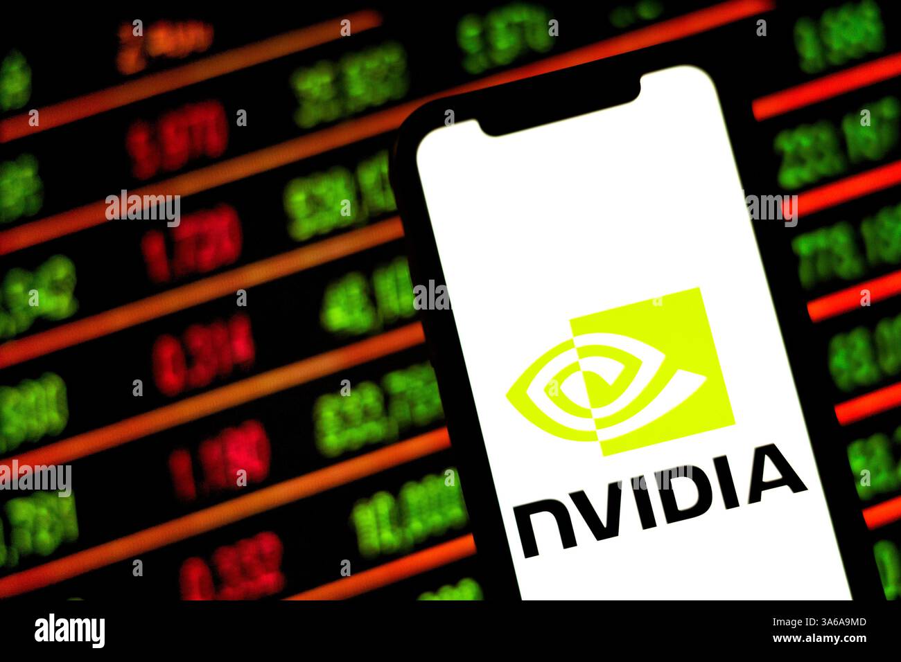 Dans cette illustration photo, un logo de la société de technologie Nvidia vu affiché sur un smartphone avec des numéros de stock sur le fond. Banque D'Images