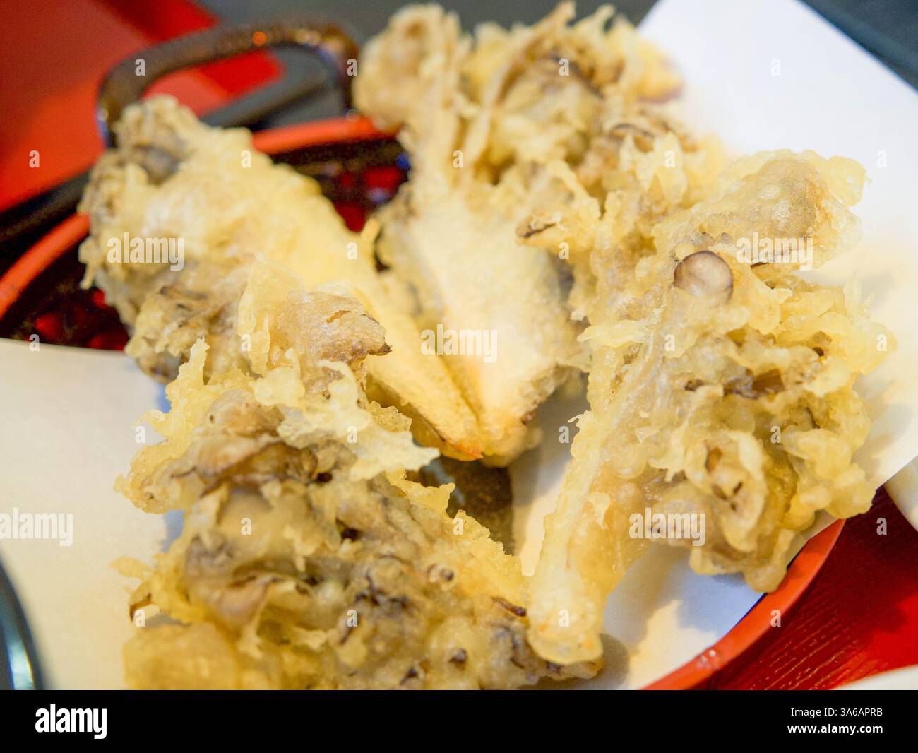 Tempura de champignons maitake fraîchement cuisinés dans un restaurant udon. Banque D'Images