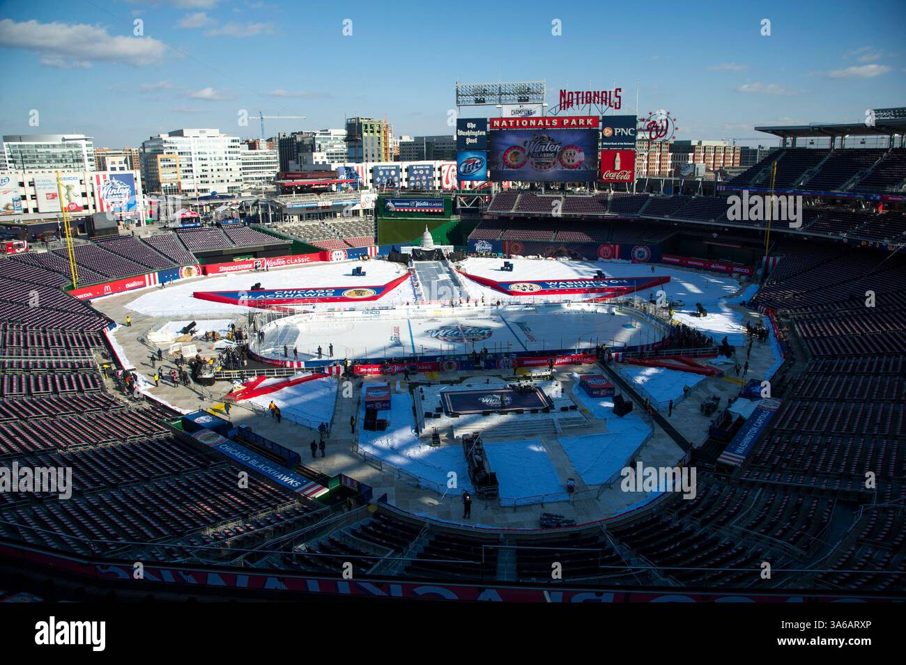 31 décembre 2014 : vue générale de la surface de glace couverte d'ombre au Washington Nationals Park lors de la séance d'entraînement de la Bridgestone Winter Classic entre les Washington Capitals et les Chicago Blackhawks au Washington Nationals Stadium à Washington, D. C . Crédit obligatoire : Kostas Lymperopoulos/CSM (crédit image : © Kostas Lymperopoulos/Cal Sport Media/ZUMAPRESS.com) Banque D'Images