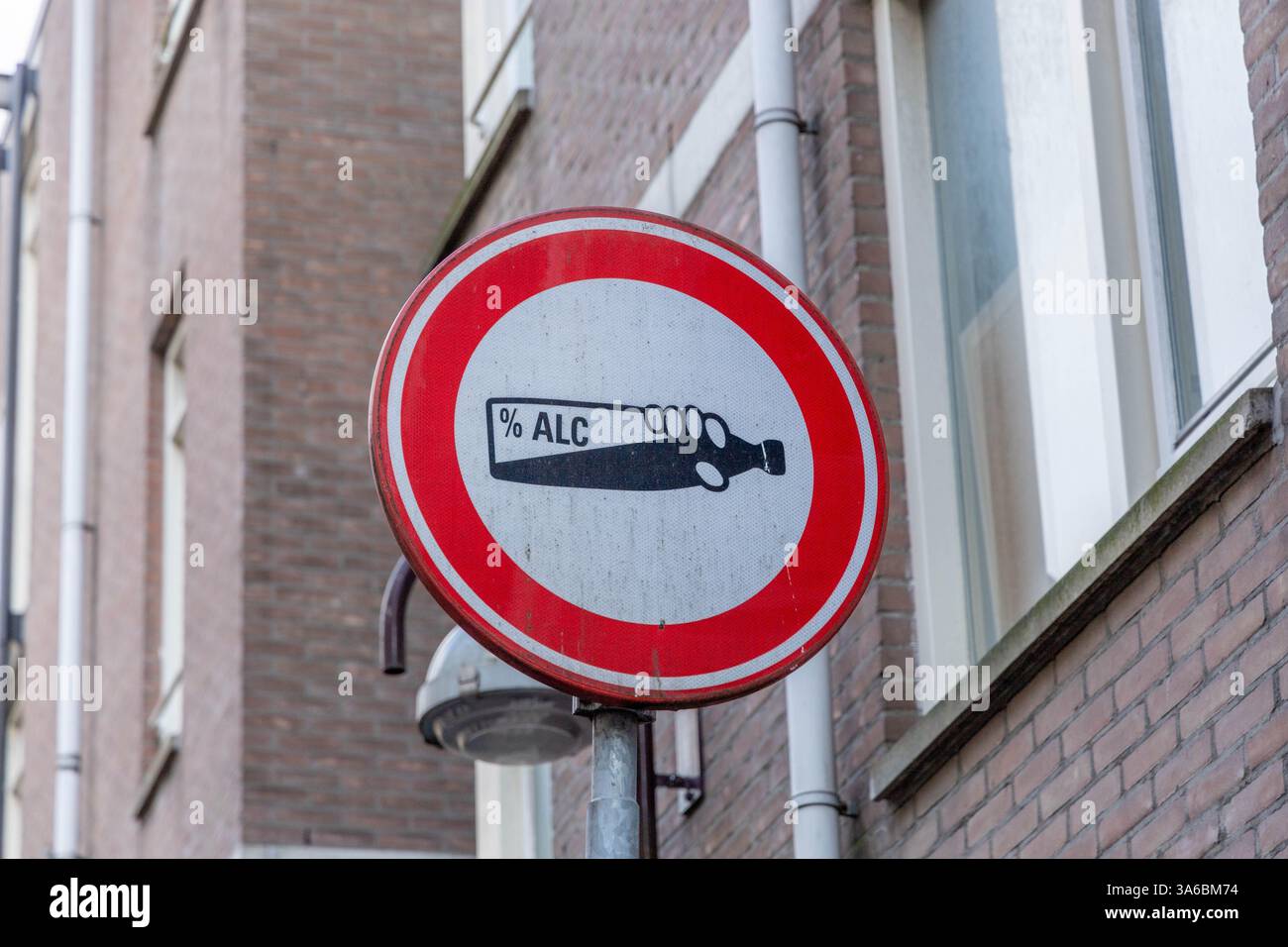 Panneau de signalisation d'interdiction d'alcool dans les rues d'Amsterdam dans le quartier rouge du quartier. Banque D'Images