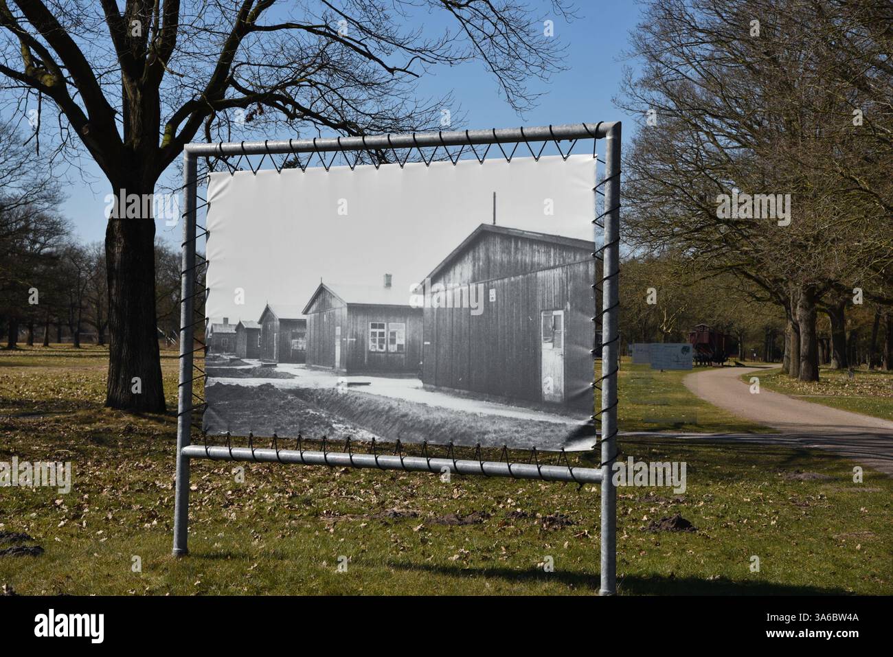 Westerbork, pays-Bas. 19 mars 2025. Panneaux d'affichage dans l'ancien camp de déportation de Westerbork aux pays-Bas. Photo de haute qualité Banque D'Images Westerbork, pays-Bas. 19 mars 2025. Panneaux d'affichage dans l'ancien camp de déportation de Westerbork aux pays-Bas. Photo de haute qualité Banque D'Images