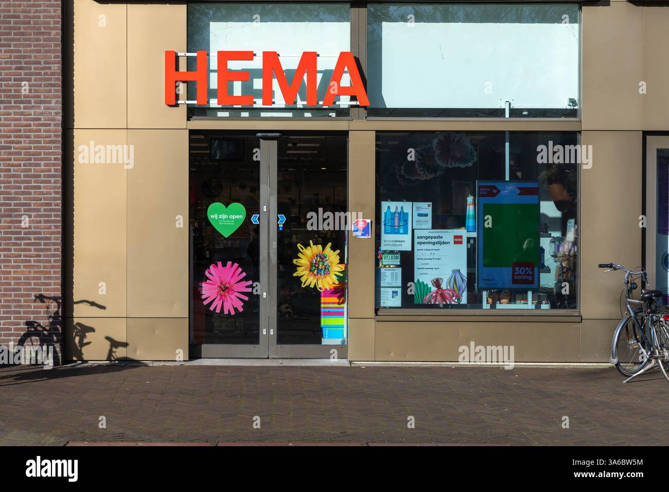 Boutique HEMA à Utrecht. HEMA est une chaîne de magasins de variétés néerlandaise. Il a commencé ses opérations en tant que magasin de variétés. Banque D'Images Boutique HEMA à Utrecht. HEMA est une chaîne de magasins de variétés néerlandaise. Il a commencé ses opérations en tant que magasin de variétés. Banque D'Images