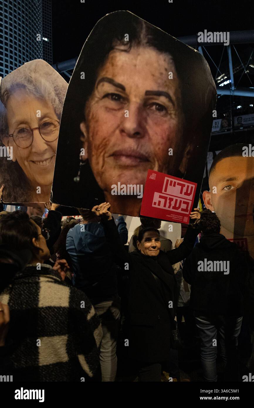 Les gens manifestent contre le gouvernement de Netanyahu, appelant à un accord pour libérer les Israéliens enlevés détenus par le Hamas. Tel Aviv, Israël, mars 2025 Banque D'Images