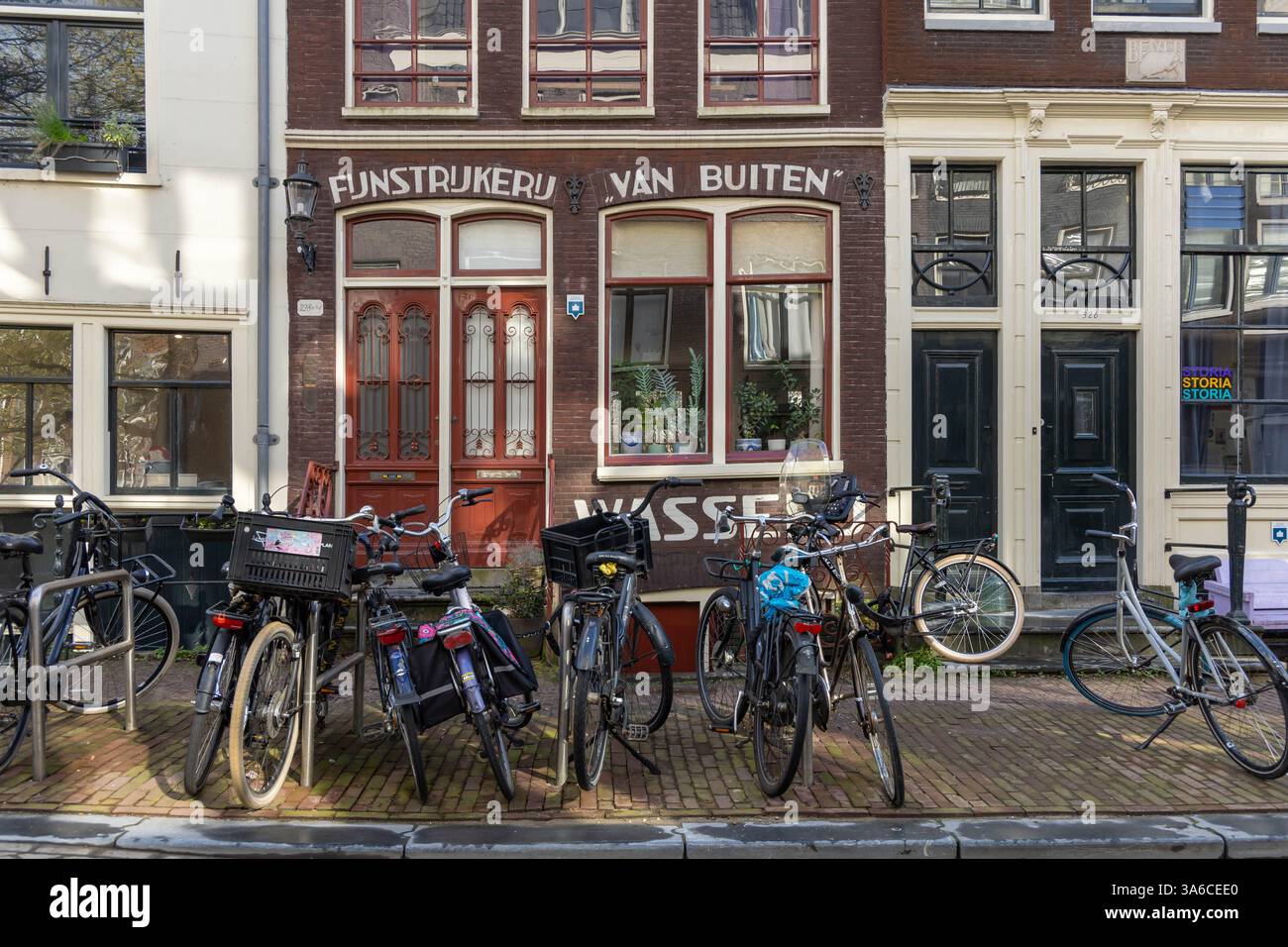 Ancienne blanchisserie maintenant utilisée comme maison résidentielle à Amsterdam. vieille publicité peinte encore sur le mur. bicycl Banque D'Images