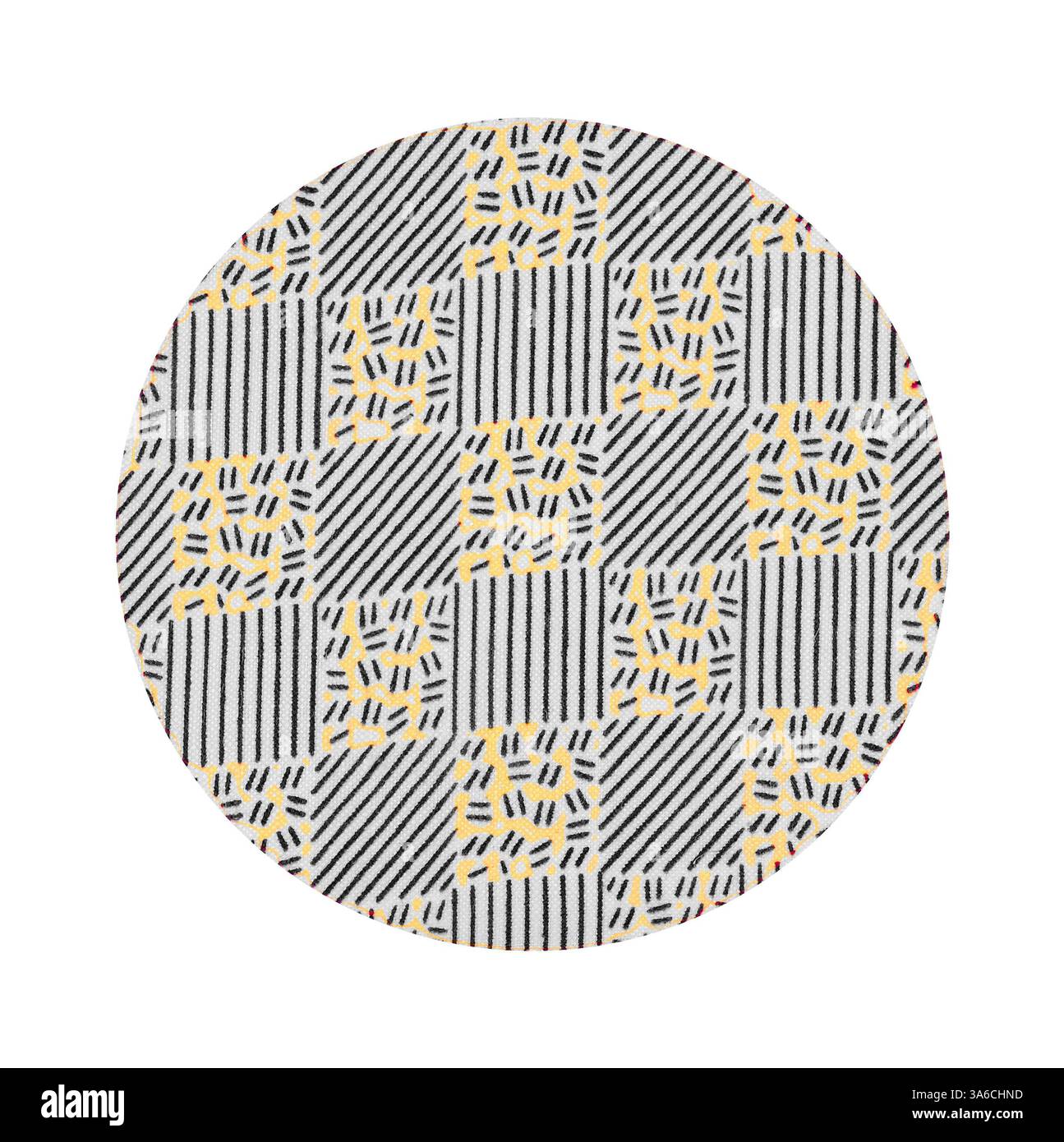 Une surface circulaire avec un motif géométrique ludique, combinant des carrés alternés de rayures et des motifs en pointillés dans les tons de noir, blanc et jaune. Art classique avec une touche moderne réinventé par Artotop, transformé les tissus français, première moitié du XIXe siècle Banque D'Images