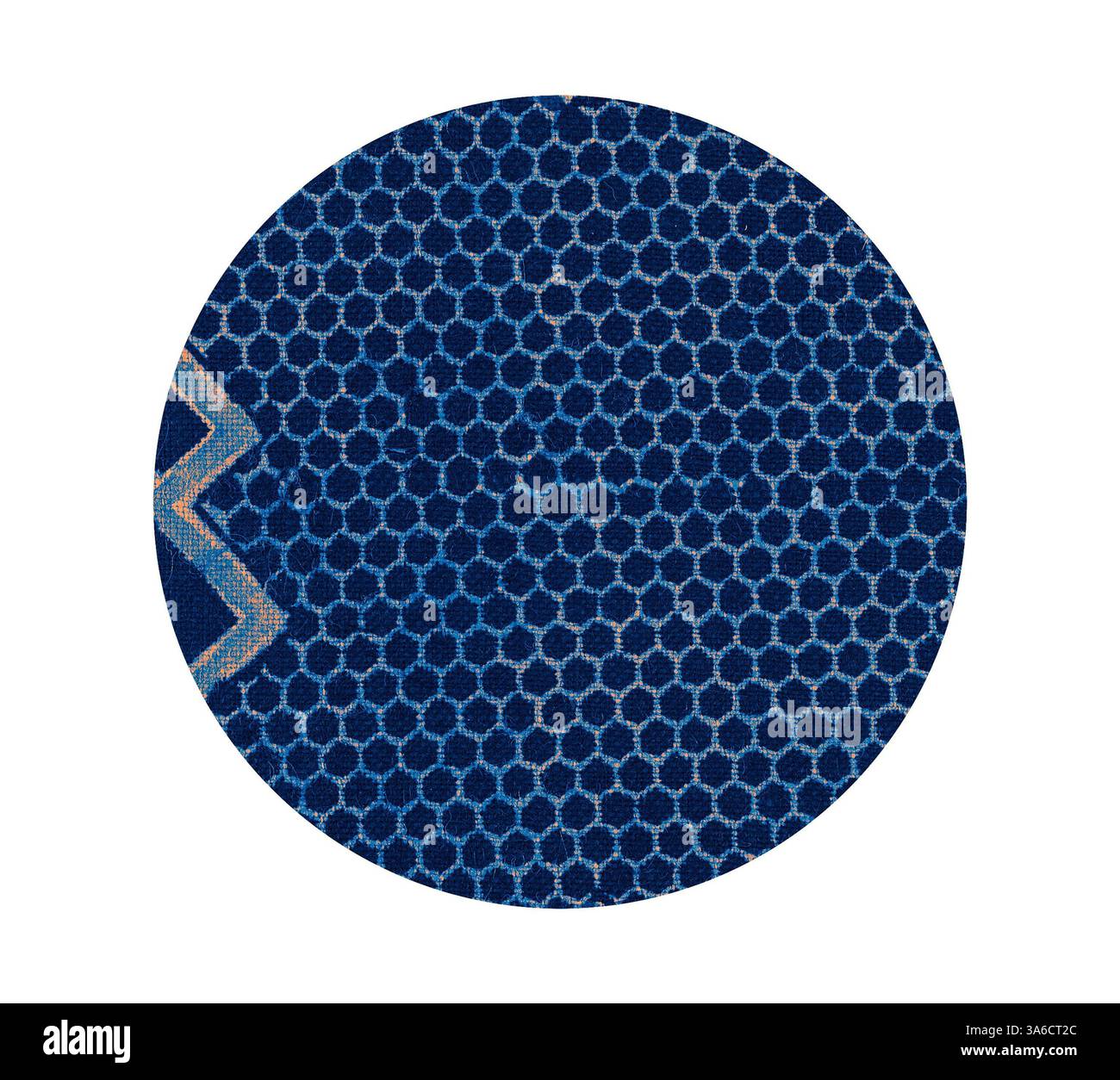 Une vue rapprochée d'un tissu texturé avec un motif nid d'abeille dans les tons de bleu, accentué par un motif zigzag qui ajoute un intérêt visuel. Art classique avec une touche moderne réinventé par Artotop, transformé les tissus français, première moitié du XIXe siècle Banque D'Images