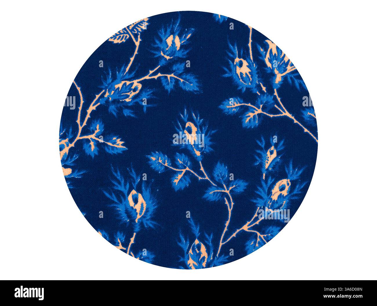 Un motif floral vibrant avec un feuillage bleu complexe et de délicates fleurs d'orange sur un fond marine riche. Art classique avec une touche moderne réinventé par Artotop, transformé les tissus français, première moitié du XIXe siècle Banque D'Images