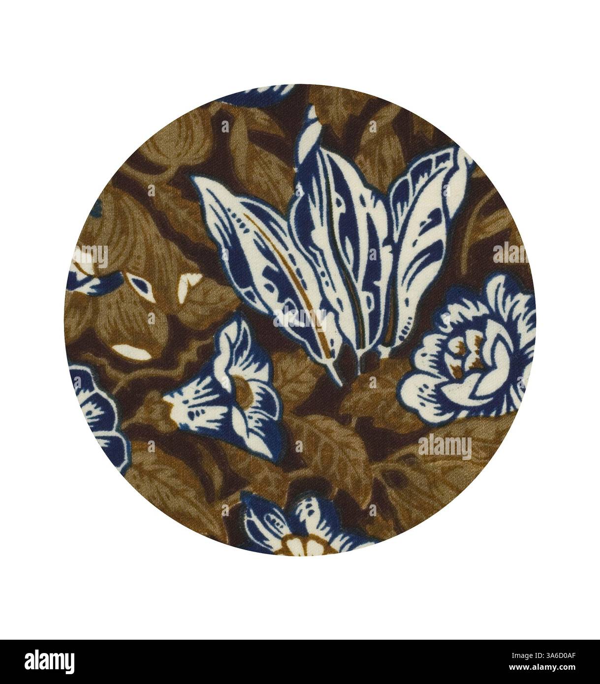 Un design circulaire avec un motif floral avec des fleurs bleues et blanches au milieu d'un riche feuillage brun, créant une esthétique élégante et harmonieuse. Art classique avec une touche moderne réinventé par Artotop, transformé les tissus français, première moitié du XIXe siècle Banque D'Images