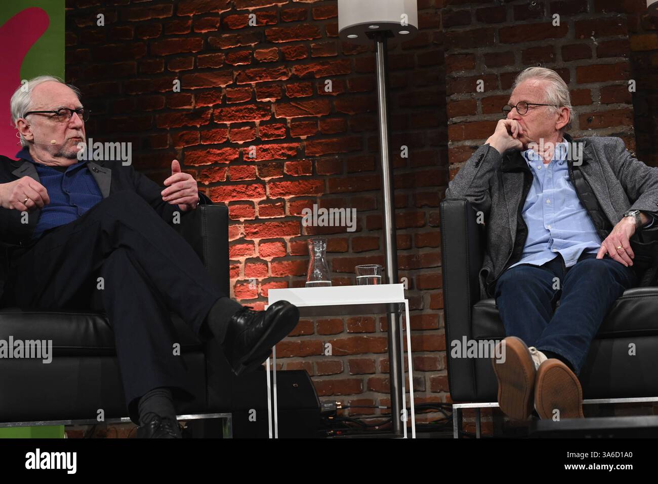 Claus Leggewie und Poltiker Daniel Cohn Bendit, l-R, gest und spricht auf der lit. Cologne, dem internationalen Literaturfestival *** Claus Leggewie et le politicien Daniel Cohn Bendit, à gauche, lisent et prennent la parole au lit Cologne, le festival international de littérature Banque D'Images