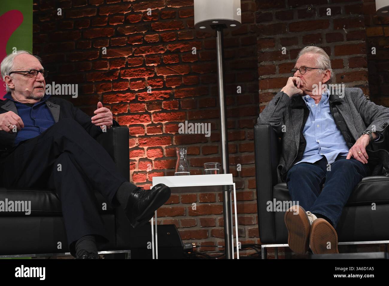 Claus Leggewie und Poltiker Daniel Cohn Bendit, l-R, gest und spricht auf der lit. Cologne, dem internationalen Literaturfestival *** Claus Leggewie et le politicien Daniel Cohn Bendit, à gauche, lisent et prennent la parole au lit Cologne, le festival international de littérature Banque D'Images