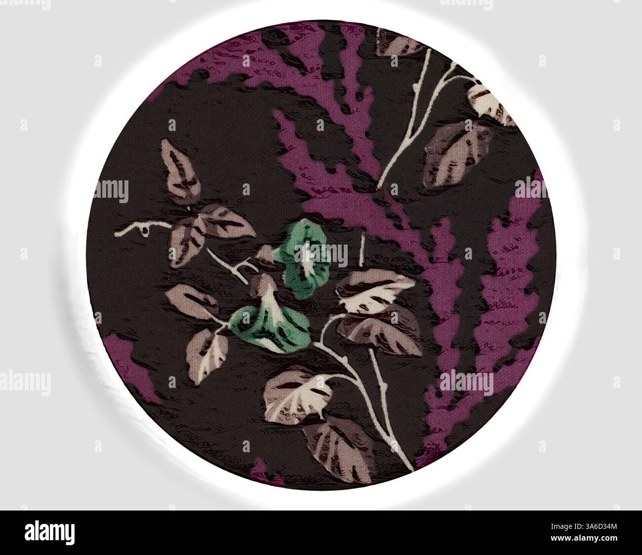 Un motif floral éclatant avec des feuilles vertes luxuriantes entrelacées de riches feuillages violets et sombres, créant un contraste saisissant. Art classique avec une touche moderne réinventé par Artotop, transformé les tissus français, première moitié du XIXe siècle Banque D'Images