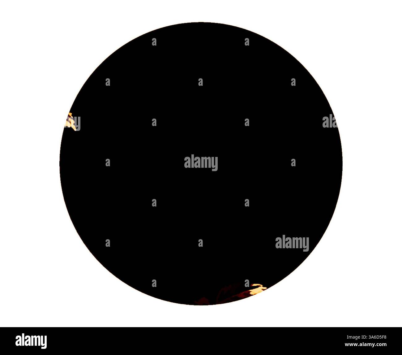 Un cercle noir plein avec des notes de lumière jetant un coup d'œil sur les bords, créant un contraste intrigant qui attire l'œil vers l'intérieur. Art classique avec une touche moderne réinventé par Artotop, transformé les tissus français, première moitié du XIXe siècle Banque D'Images