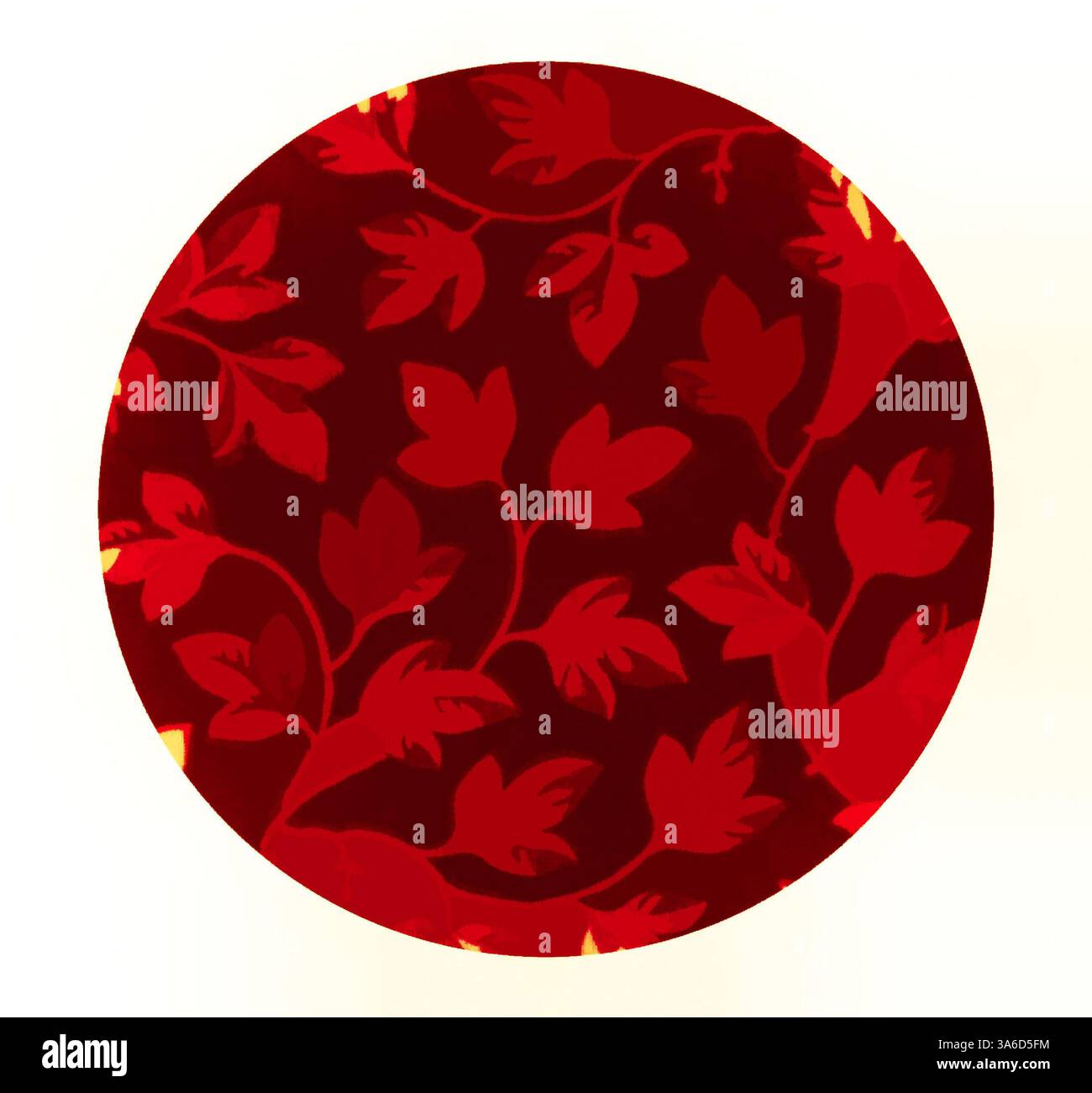 Un motif circulaire orné d'un riche feuillage rouge entrelacé de feuilles délicates, pour un motif fleuri éclatant et audacieux. Art classique avec une touche moderne réinventé par Artotop, transformé les tissus français, première moitié du XIXe siècle Banque D'Images