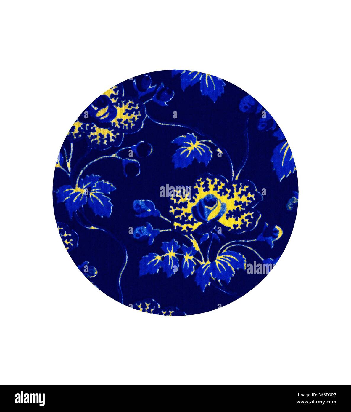 Un motif floral vibrant mettant en valeur des fleurs bleues et jaunes entrelacées avec un feuillage délicat, sur fond marine riche. Art classique avec une touche moderne réinventé par Artotop, transformé les tissus français, première moitié du XIXe siècle Banque D'Images
