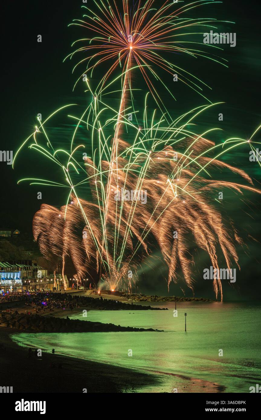 Feu d'artifice sur le front de mer lors de la régate de Sidmouth en août 2023. Sidmouth Town Beach, Sidmouth, Devon, Angleterre, Royaume-Uni. Banque D'Images