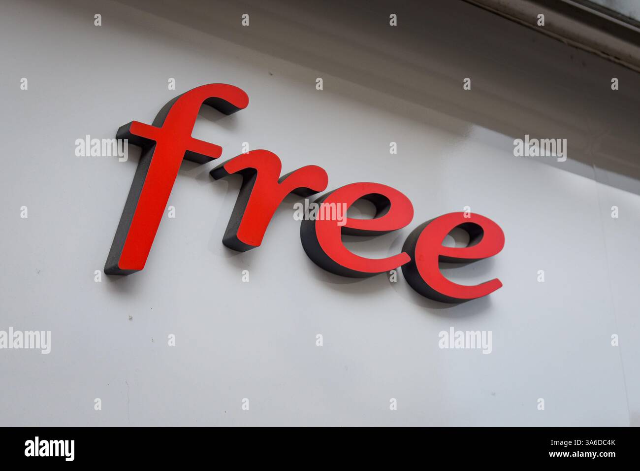 Fontainebleau - France - 23 mars 2025 : vue de l'enseigne Free qui est un opérateur téléphonique en France Banque D'Images