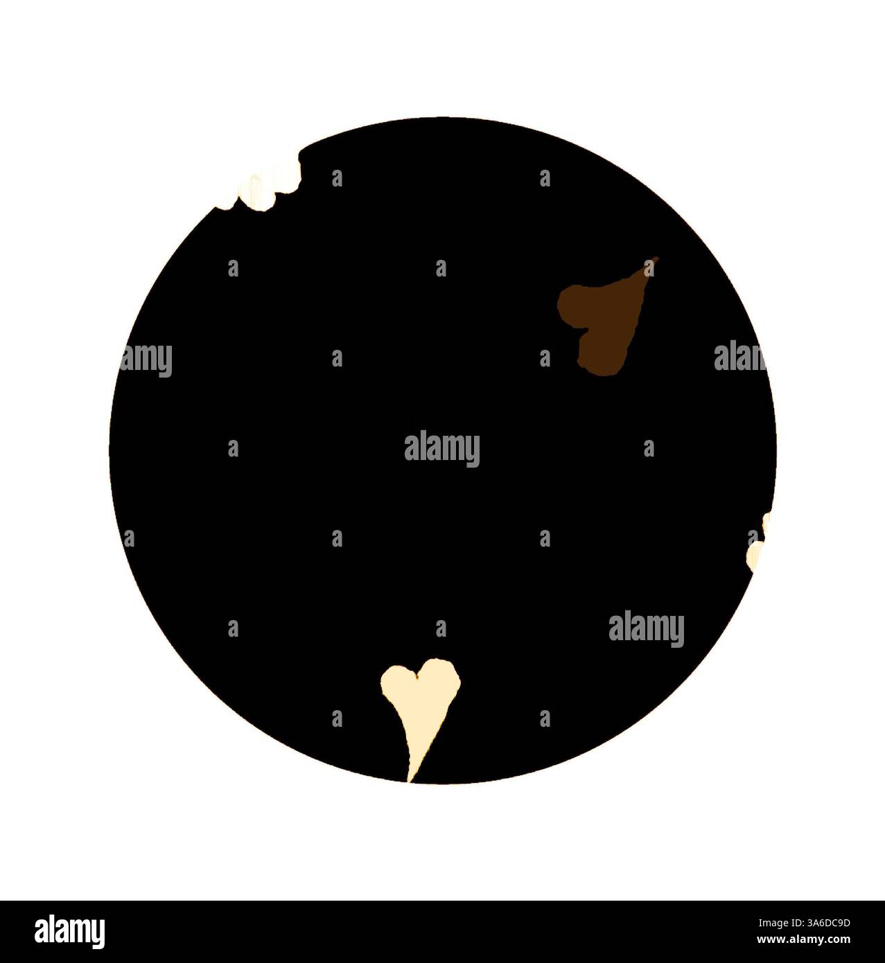 Un design circulaire avec un fond principalement sombre avec des formes de coeur subtiles et claires dispersées sur les bords. Art classique avec une touche moderne réinventé par Artotop, transformé les tissus français, première moitié du XIXe siècle Banque D'Images