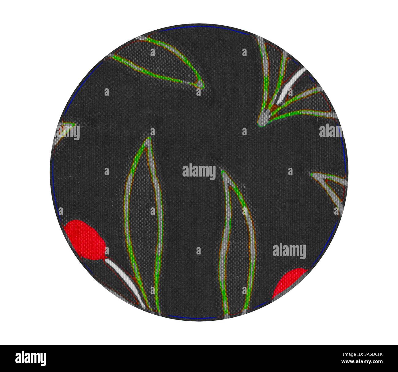 Une surface texturée avec un fond sombre orné de fleurs de tulipe rouge vif et de feuilles vertes délicates. Le design met en valeur un thème naturel et floral avec un élégant mélange de couleurs et de formes. Art classique avec une touche moderne réinventé par Artotop, transformé les tissus français, première moitié du XIXe siècle Banque D'Images