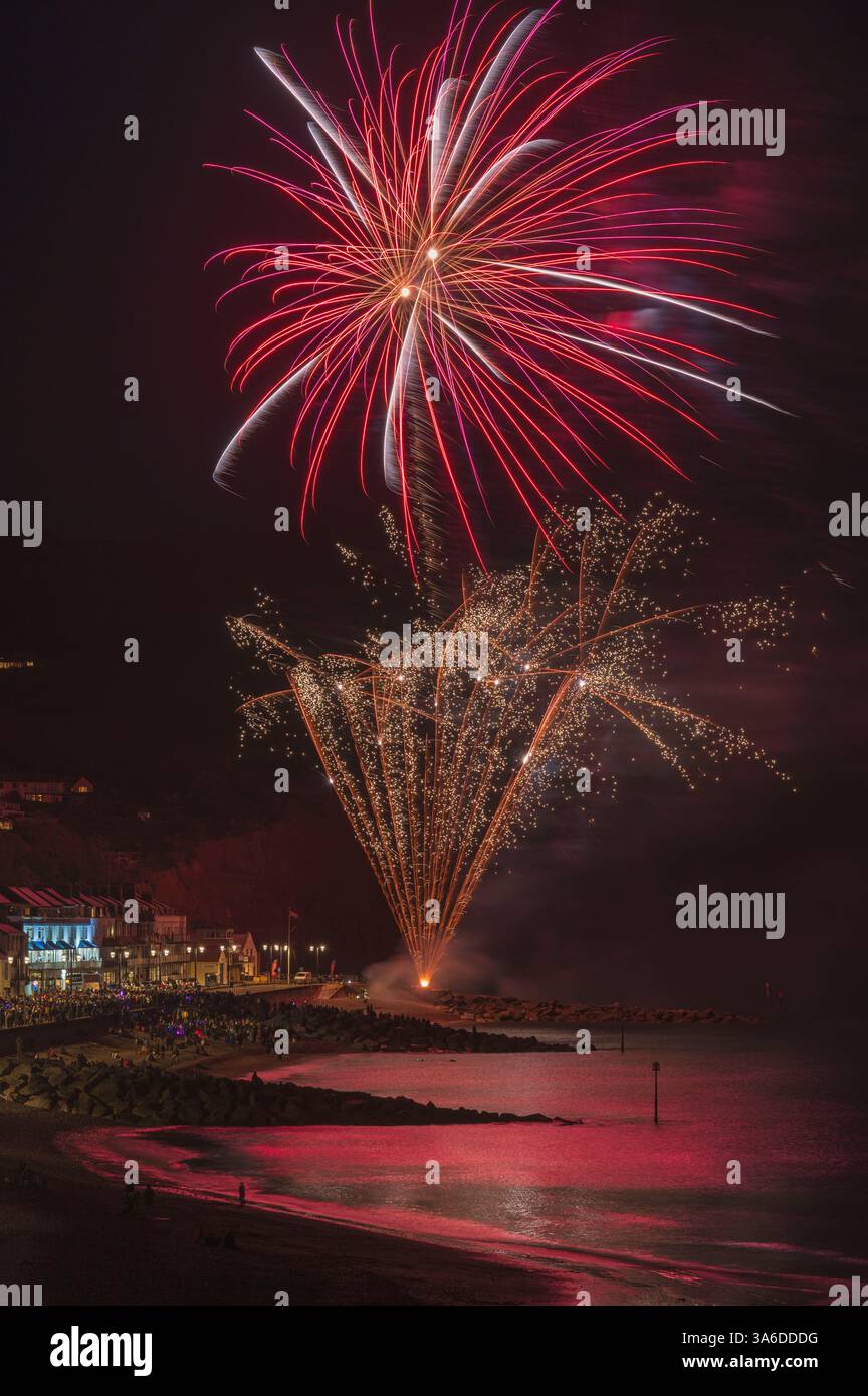 Feu d'artifice sur le front de mer lors de la régate de Sidmouth en août 2023. Sidmouth Town Beach, Sidmouth, Devon, Angleterre, Royaume-Uni. Banque D'Images
