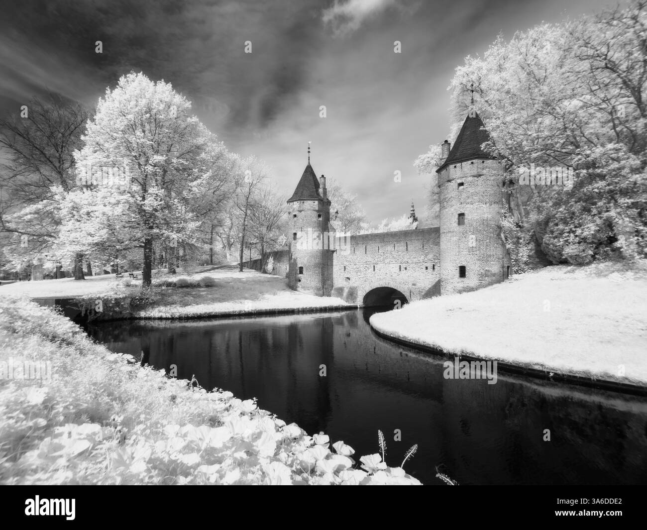 Monnikendam, la porte d'eau orientale sur la rivière EEM dans le mur de la ville néerlandaise d'Amersfoort, pays-Bas, Europe. Banque D'Images