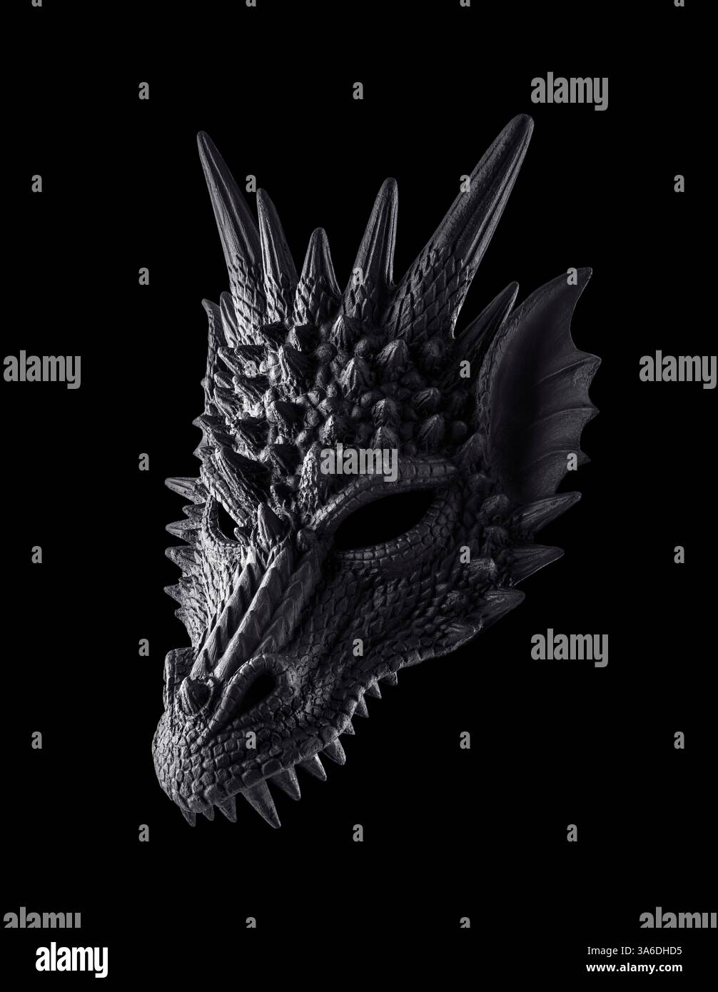Tête de dragon noire isolée sur fond noir avec chemin de détourage Banque D'Images