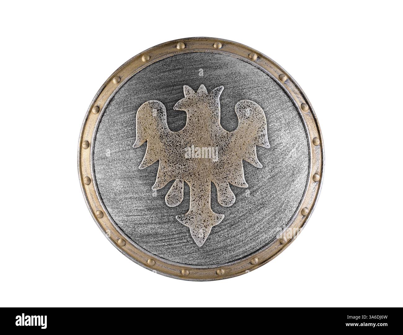 Ancien bouclier rond en métal décoré avec aigle isolé sur fond blanc avec chemin de découpage Banque D'Images