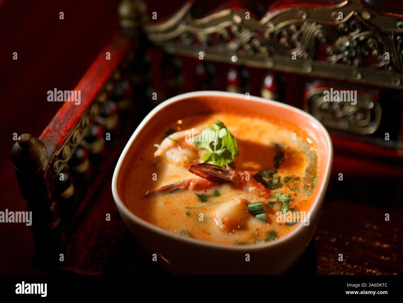 29 janvier 2015 - Oldsmar, Floride, États-Unis - DOUGLAS R. CLIFFORD. Disponible à Pacific Thai cuisine est Tom Kha Goong, une soupe de crevettes épicée à base de lait de coco, oignons, poivrons, échalotes, coriandre, aromatisé au galanga, à la citronnelle et aux feuilles de kaffir. Le charmant petit restaurant thaïlandais, situé au 4058 suite #5 Tampa Road, à Oldsmar, offre une excellente cuisine et un service attentionné. (Crédit image : © Douglas R. Clifford/Tampa Bay Times/ZUMA Wire) Banque D'Images