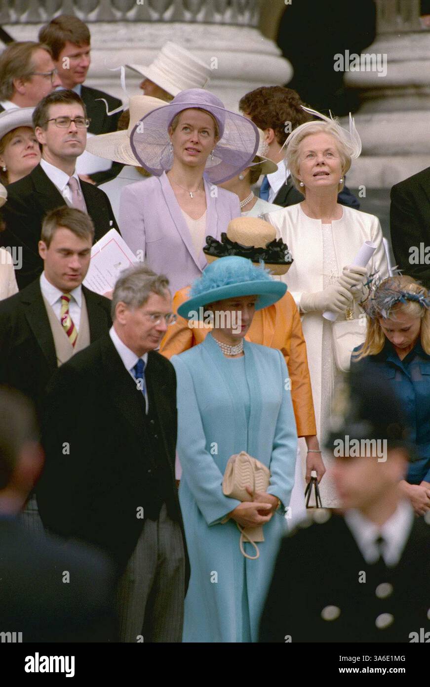 11 JUILLET 2000 - LONDRES, GRANDE-BRETAGNE - ©RICHARD CHAMBURY_ALPHA M041396 11_07_00.(RETOUR)LADY HELEN WINDSOR ET SON MARI TIM TAYLOR AVEC LA DUCHESSE DE KENT. (AVANT) DUC ET DUCHESSE DE GLOUCESTER AVEC SON FILS COMTE D'ULSTER ET SES FILLES LADY ROSE WINDSOR ET LADY DAVINA WINDSOR.-SERVICE DE THANKSGIVING POUR LE 100E ANNIVERSAIRE DE LA REINE MÈRE À ST. CATHÉDRALE PAUL À LONDRES. (Crédit image : © Globe photos/ZUMAPRESS.com) Banque D'Images