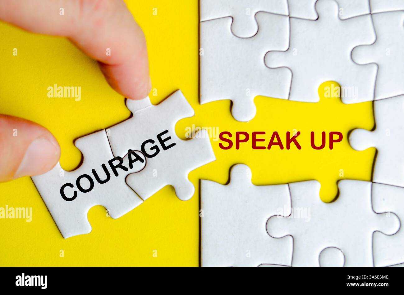 Courage de parler du texte sur le puzzle manquant. Courage de parler vers le haut concept. Banque D'Images
