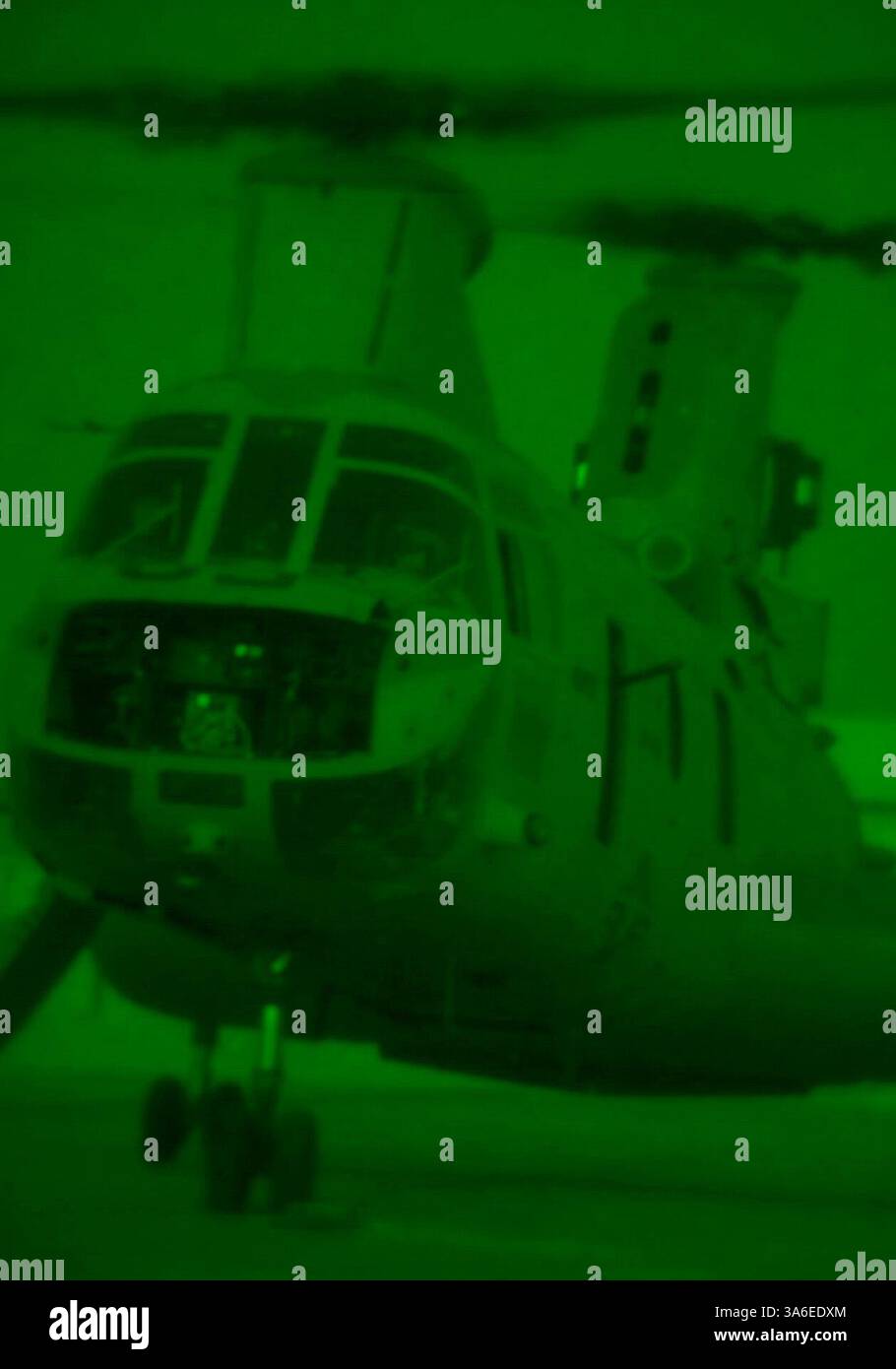 28 août 2004 ; Camp Al Taqaddum, Irak ; Un CH-46E Sea Chevalier avec Marine Medium Helicopter Squadron-263, 24e Marine Expeditionary Unit, se prépare à décoller du Camp Al Taqaddum, Irak et à fournir un soutien de combat aérien à ses camarades marines. La 24e MEU mène actuellement des opérations de sécurité et de stabilité dans la province de Babil au nord de l’Irak. Banque D'Images