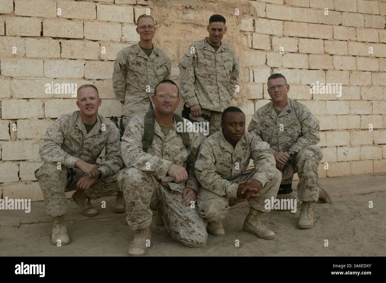 28 août 2004 ; Camp Taqaddum, Irak ; alors que leur visite en Irak est presque terminée, six des 11 cadavres de l’hôpital de la Marine qui ont soigné des détenus à la prison d’Abu Ghraib entre mars et août 2004 sont photographiés au Camp Taqaddum le 28 août 2004. De gauche à droite se trouvent le quartier général de 3e classe DAVID A. SAUNDERS, le quartier général de 2e classe TRAVIS R. NEHER, le quartier général de 1re classe DAVID A. LINTZ, le quartier général de 2e classe THOMAS M. MOORE, le quartier général de 3e classe PIERRE S. DRUMOND et le quartier général de 2e classe ROBERT W. MERZ. Quatre autres docteurs de l'équipe travaillent encore à la prison jusqu'à la fin de Septembe Banque D'Images