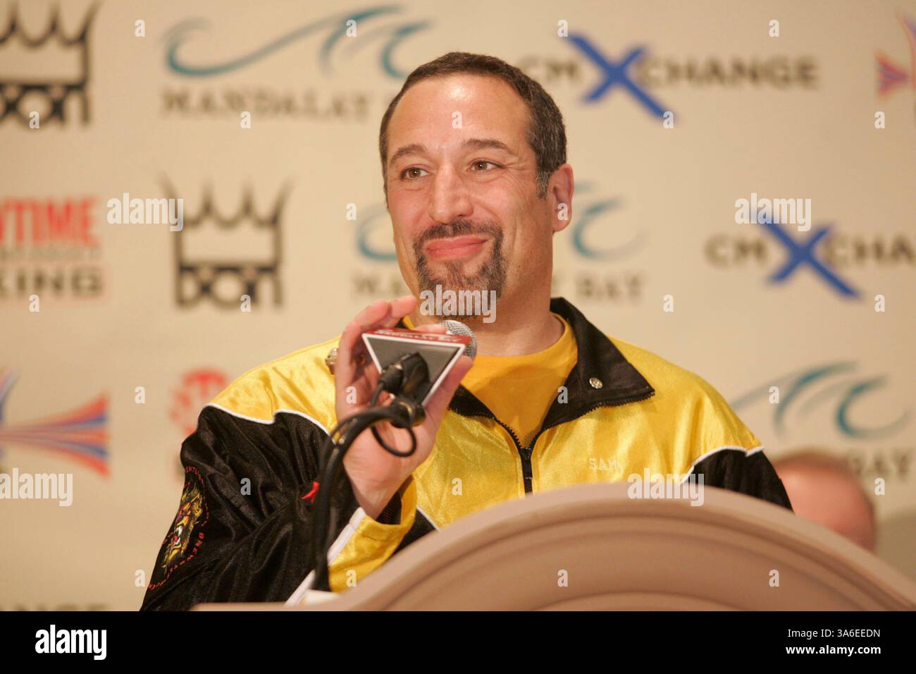 01 septembre 2004 ; Las Vegas, NV, États-Unis ; SAM SIMON Producteur de la populaire série de dessins animés télévisés 'les Simpsons' et manager de combat pour Lamon Brewster lors de la conférence de presse de Mandalay Bay pour la soirée de combat Kali Meehan vs Lamon Brewster le samedi 11 septembre. Le combattant Cory Spinks affrontera Miguel Angel Gonzalez. Banque D'Images