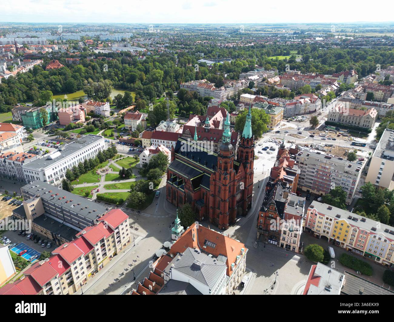 Une vue aérienne de la place du marché de Legnica capturée par drone. La journée lumineuse et ensoleillée renforce le charme historique de la région. Banque D'Images