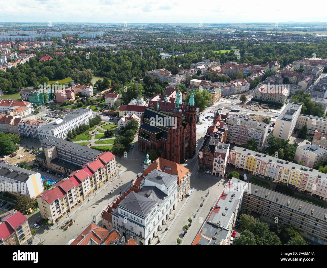 Une vue aérienne de la place du marché de Legnica capturée par drone. La journée lumineuse et ensoleillée renforce le charme historique de la région. Banque D'Images