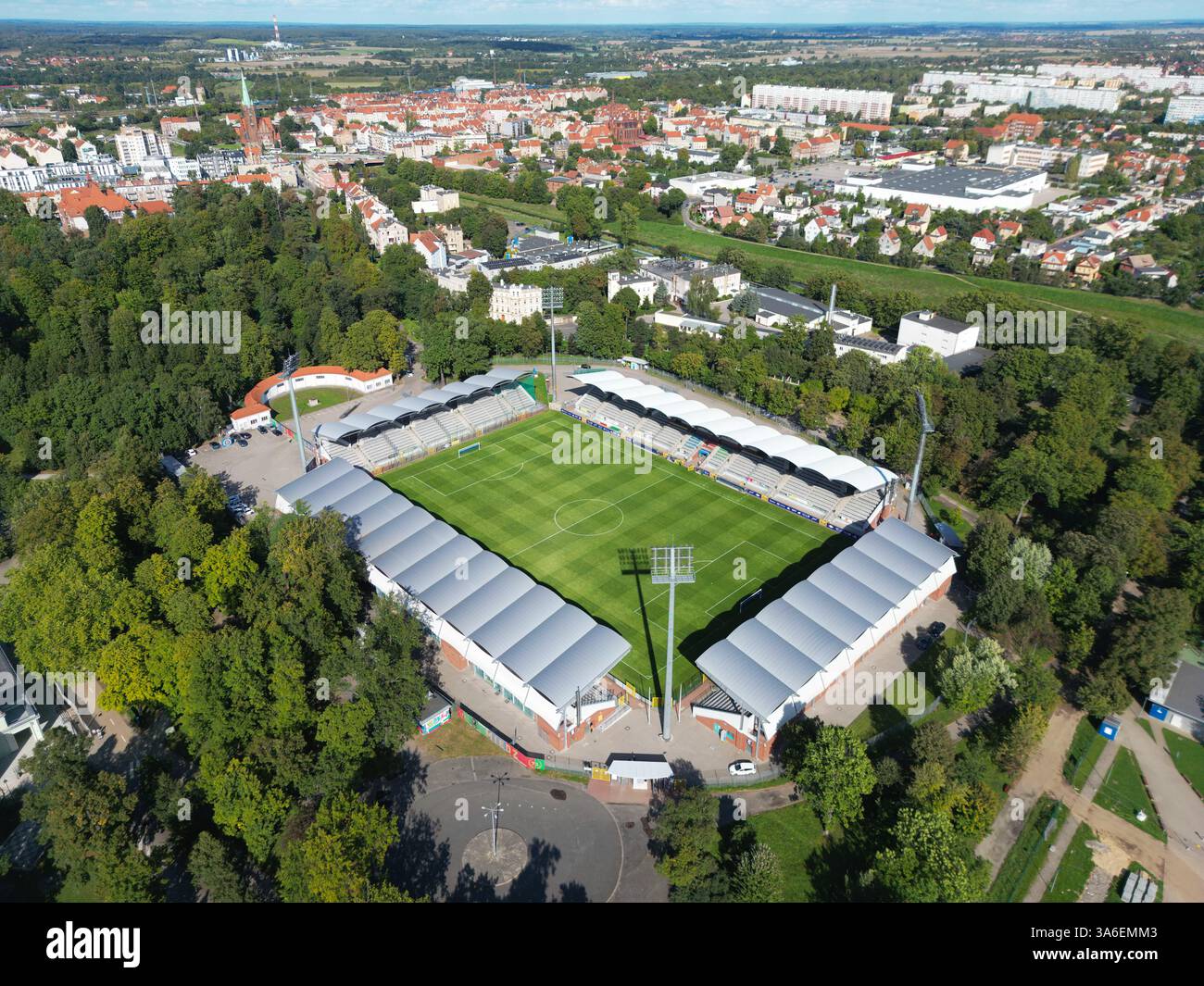 LEGNICA, POLOGNE - 19 SEPTEMBRE 2023 : vue aérienne du stade Miedź Legnica avec lumière du soleil. Banque D'Images