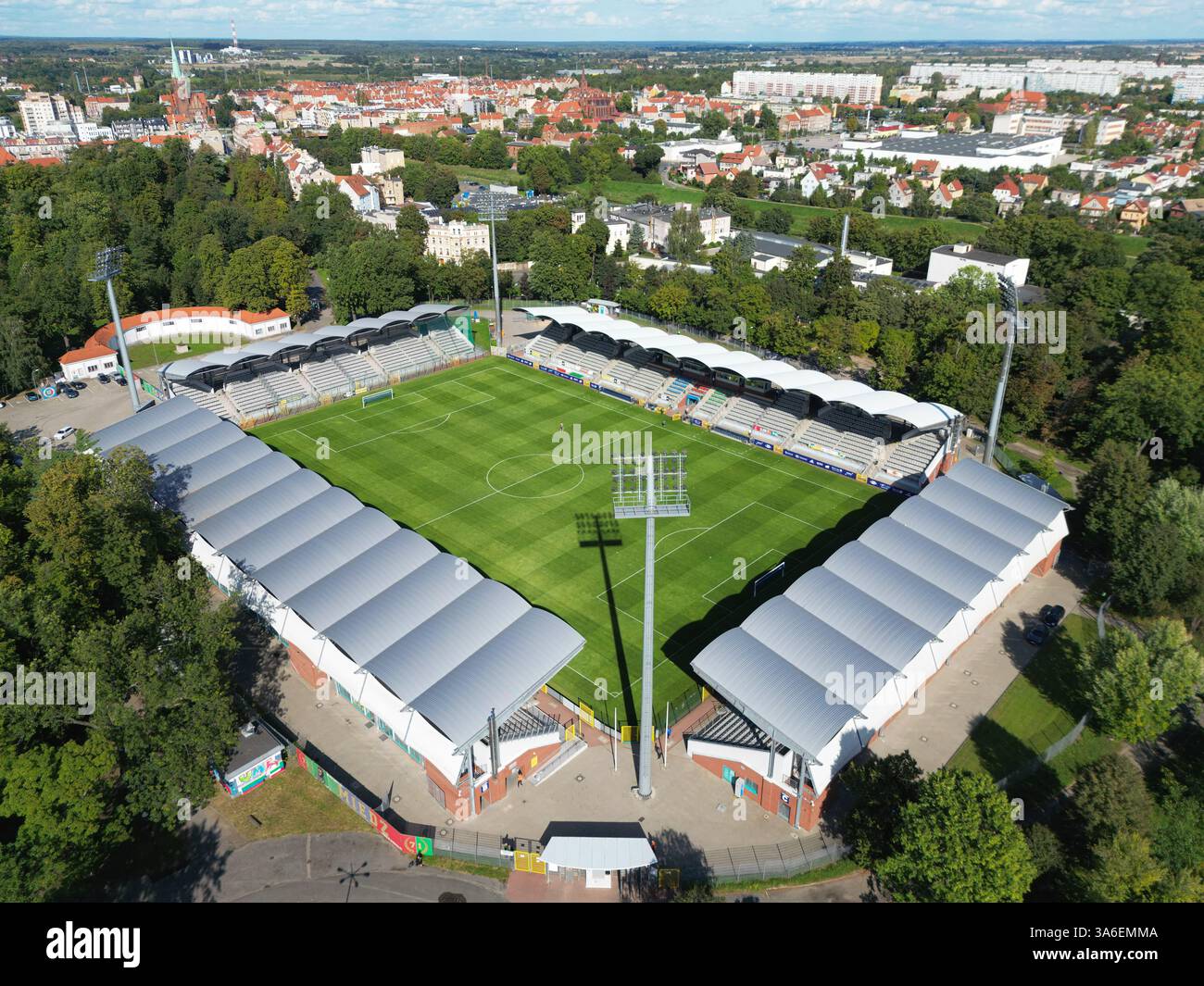 LEGNICA, POLOGNE - 19 SEPTEMBRE 2023 : vue aérienne du stade Miedź Legnica avec lumière du soleil. Banque D'Images