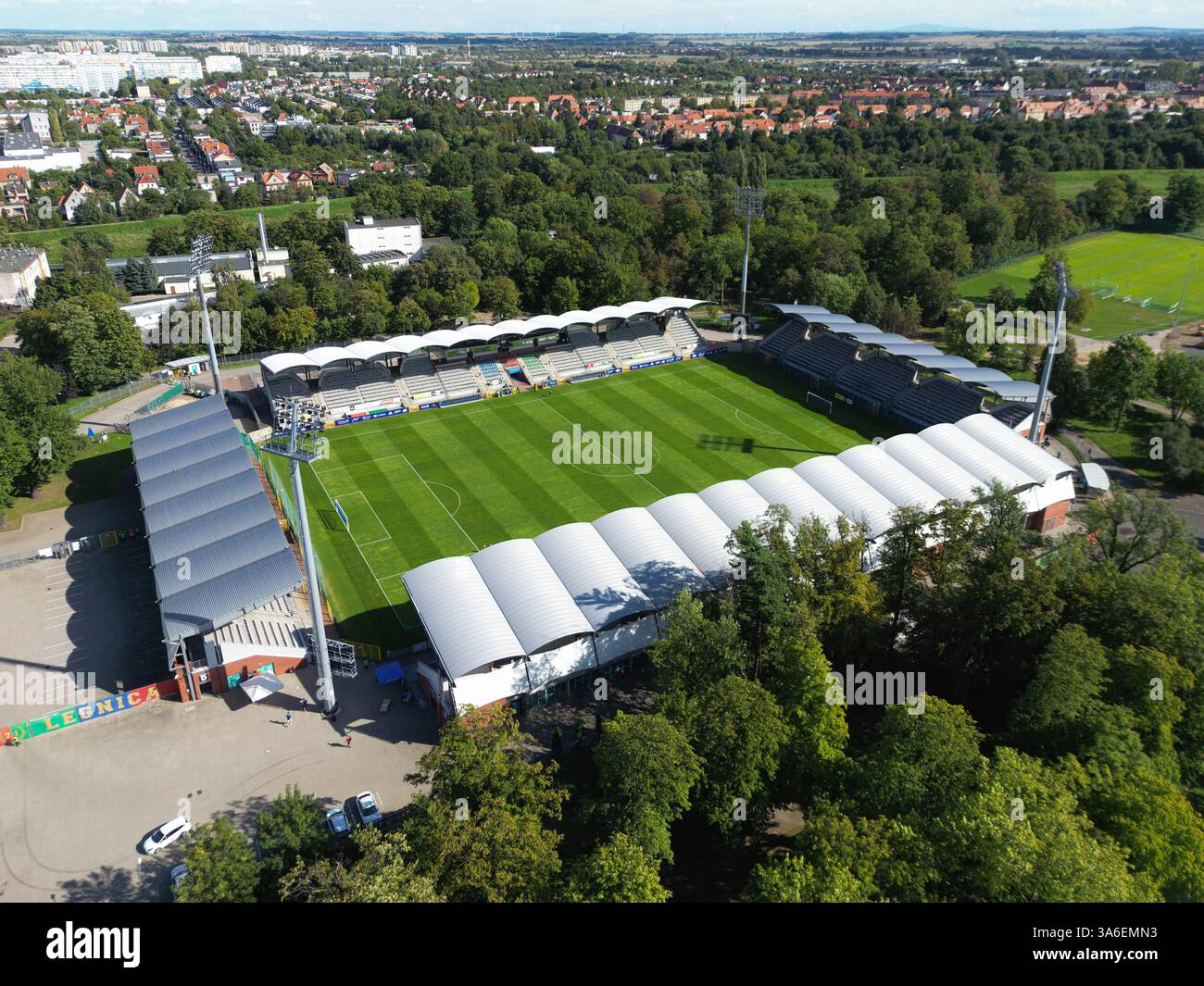 LEGNICA, POLOGNE - 19 SEPTEMBRE 2023 : vue aérienne du stade Miedź Legnica avec lumière du soleil. Banque D'Images