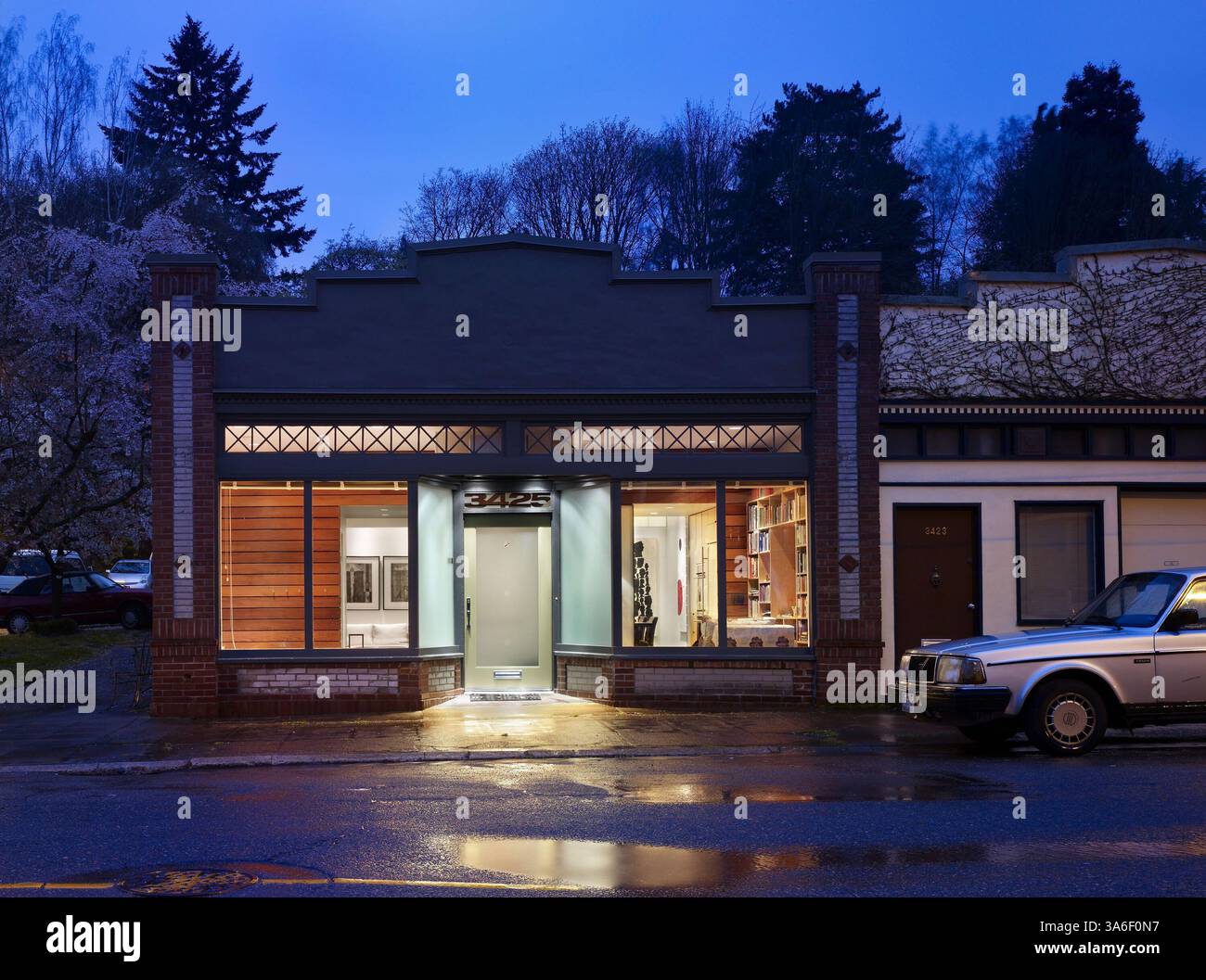 6 avril 2008 - ce qui était autrefois une pharmacie est maintenant une maison. ''L'intention réelle était d'en faire une surprise incroyable, comme un caméléon en quelque sorte'', explique l'architecte Tyler Engle. ''L'extérieur est ce qui est et ce qui était. L'intérieur est l'endroit où tout commence vraiment. La peinture gris foncé est plus moderne et un clin d'œil à ce qui se passe à l'intérieur.'' (Benjamin Benschneider/Seattle Times/MCT) (crédit image : © Benjamin Benschneider/MCT/ZUMAPRESS.com) Banque D'Images