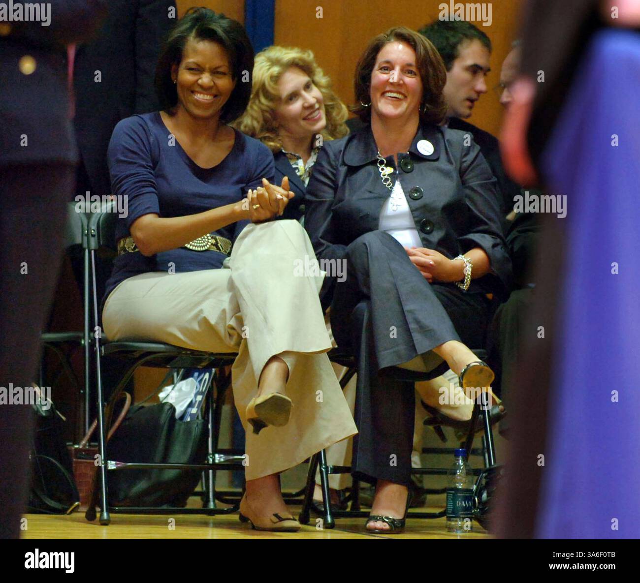 21 avril 2008 - Michelle Obama (à gauche) écoute son mari, le candidat démocrate à la présidentielle Sen. Barack Obama, parler lors d'une Assemblée générale à McKeesport, Pennsylvanie, le lundi 21 avril 2008. Terese Casey, épouse du sénateur Bob Casey (d-PA) est assise à sa droite. (Sarah J. Glover/Philadelphia Inquirer/MCT) (image crédit : © Sarah J. Glover/MCT/ZUMAPRESS.com) Banque D'Images