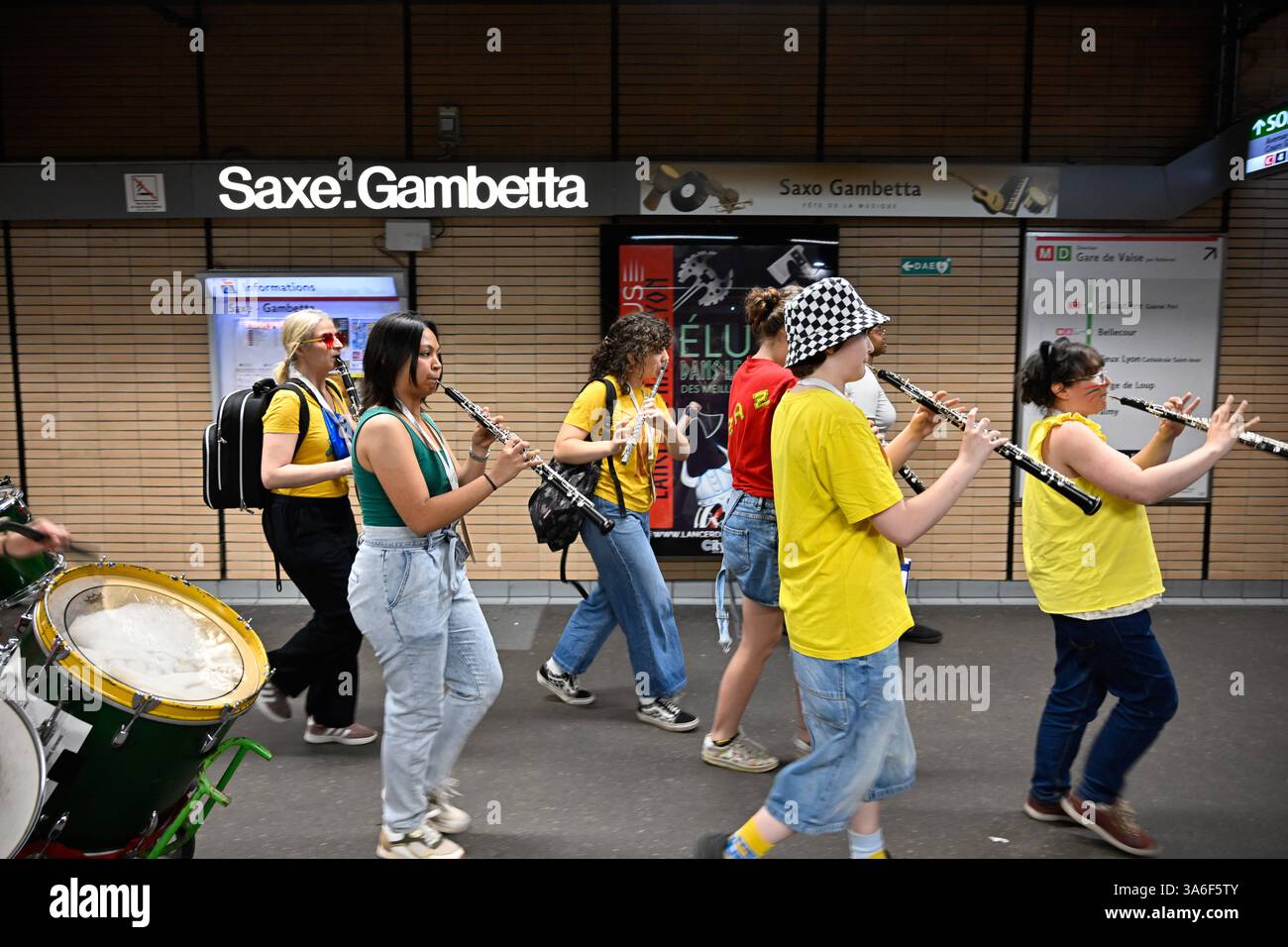 Lyon (centre-est de la France) : Journée mondiale de la musique 2024. Groupe de musiciens de tous âges (jeunes, adultes) avec des instruments à vent (flûte, clarinette) allant par t Banque D'Images