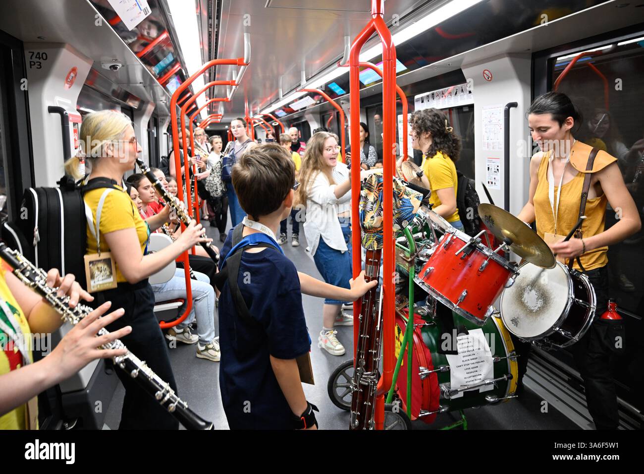 Lyon (centre-est de la France) : Journée mondiale de la musique 2024. Groupe de musiciens de tous âges (jeunes, adultes) avec instruments à vent (flûte, clarinette) et batterie Banque D'Images