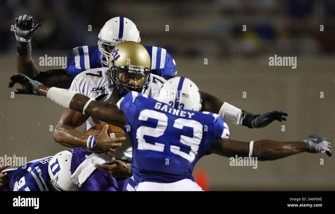 30 août 2008 - Vince Oghobaase (3) et Catron Gainey (23) de Duke convergent sur le quarterback Rodney Landers de James Madison au premier quart-temps le samedi 30 août 2008, au Wallace Wade Stadium de Durham, Caroline du Nord. (Chuck Liddy/Raleigh News & observer/MCT) (image crédit : © Chuck Liddy/MCT/ZUMAPRESS.com) Banque D'Images