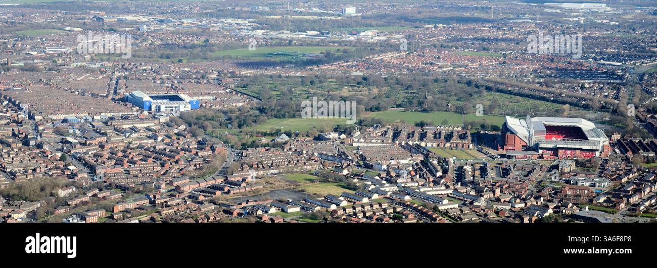 Une photographie aérienne de Liverpool montrant Anfield et Goodison Park, à travers Stanley Park, Merseyside, nord-ouest de l'Angleterre, Royaume-Uni Banque D'Images