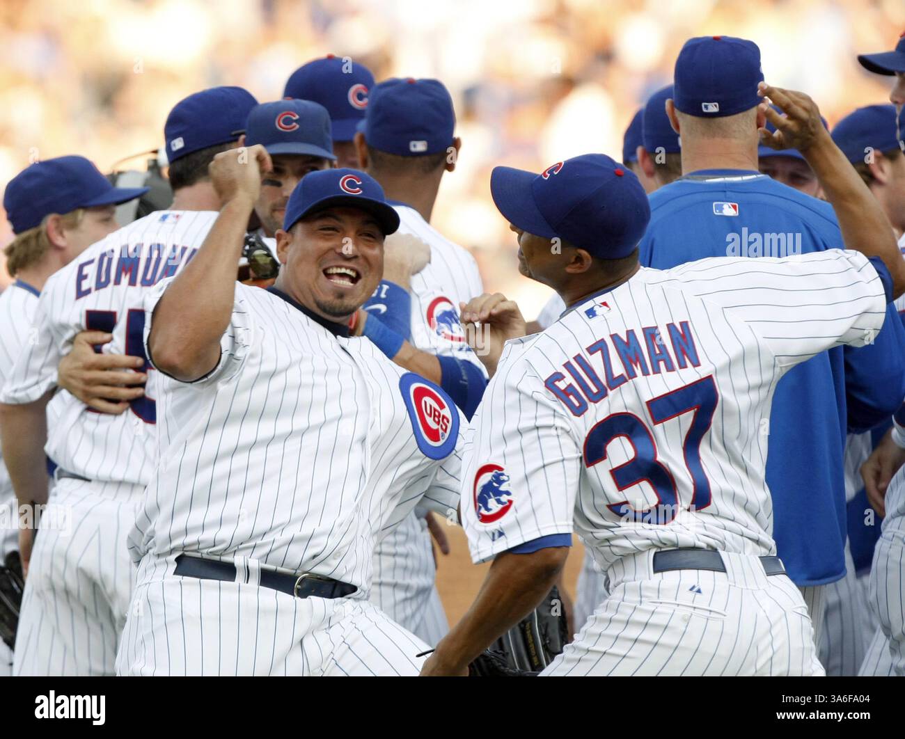 20 septembre 2008 - les Cubs de Chicago Carlos Zambrano, à gauche, et Angel Guzman célèbrent leur victoire dans la division centrale NL en battant les St Cardinals 5-4 au Wrigley Field le samedi 20 septembre 2008, à Chicago, Illinois. (Phil Velasquez/Chicago Tribune/MCT) (crédit image : © Phil Velasquez/MCT/ZUMAPRESS.com) Banque D'Images
