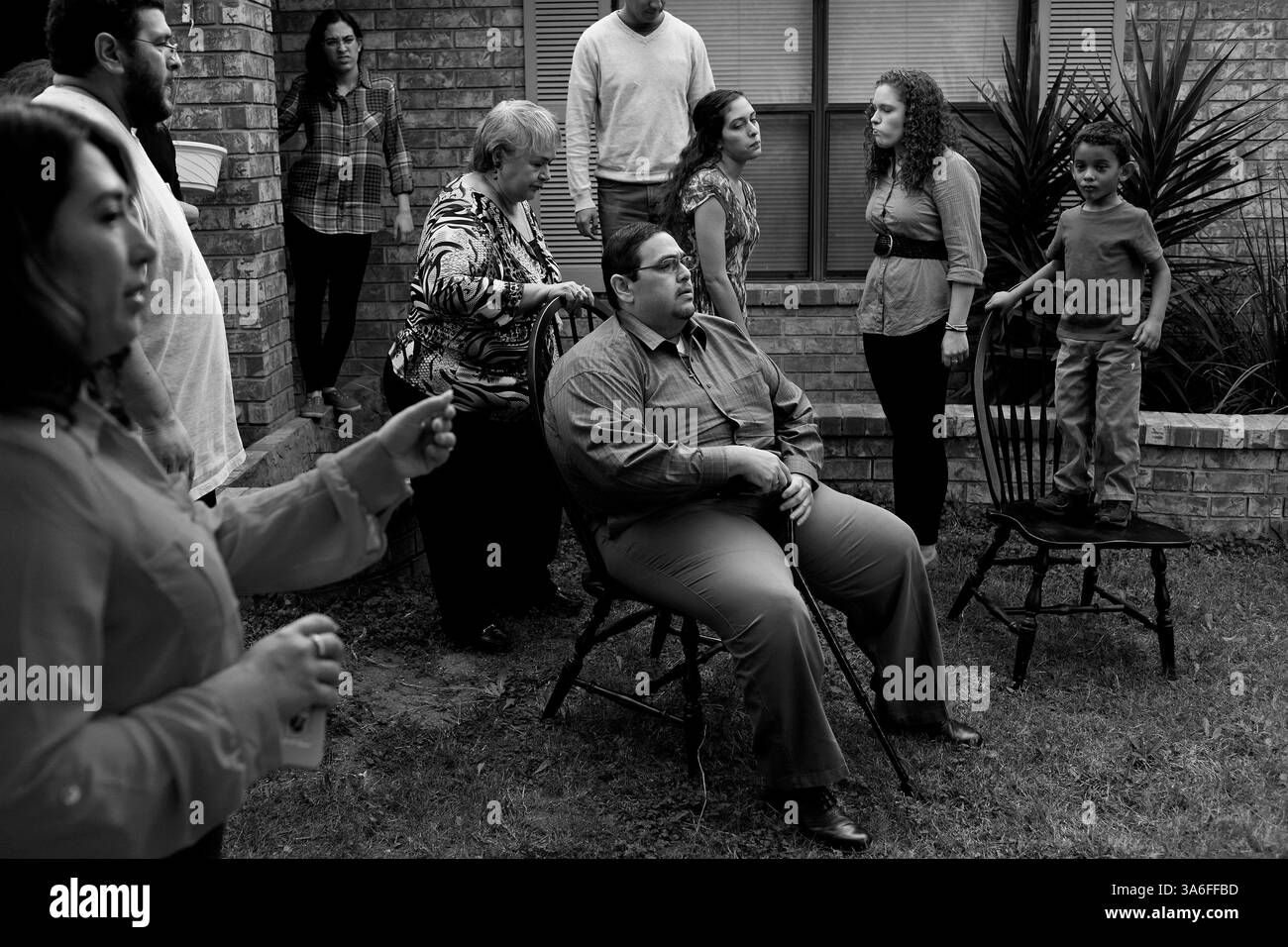 22 novembre 2012 - San Antonio, Texas, États-Unis - HECTOR GARCIA Jr. Prend place alors que sa famille se rassemble pour une photo à Thanksgiving chez sa sœur, LAURA GARCIA. Après ses chirurgies du genou, dans la douleur et incapable de faire de l'exercice, Hector est devenu déprimé et une fois de plus il s'est tourné vers la nourriture pour le confort. (Crédit image : © Lisa Krantz/San Antonio Express-News/ZUMAPRESS.com) Banque D'Images