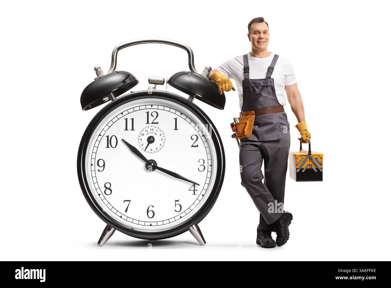 Clocksmith avec un grand réveil isolé sur fond blanc Banque D'Images