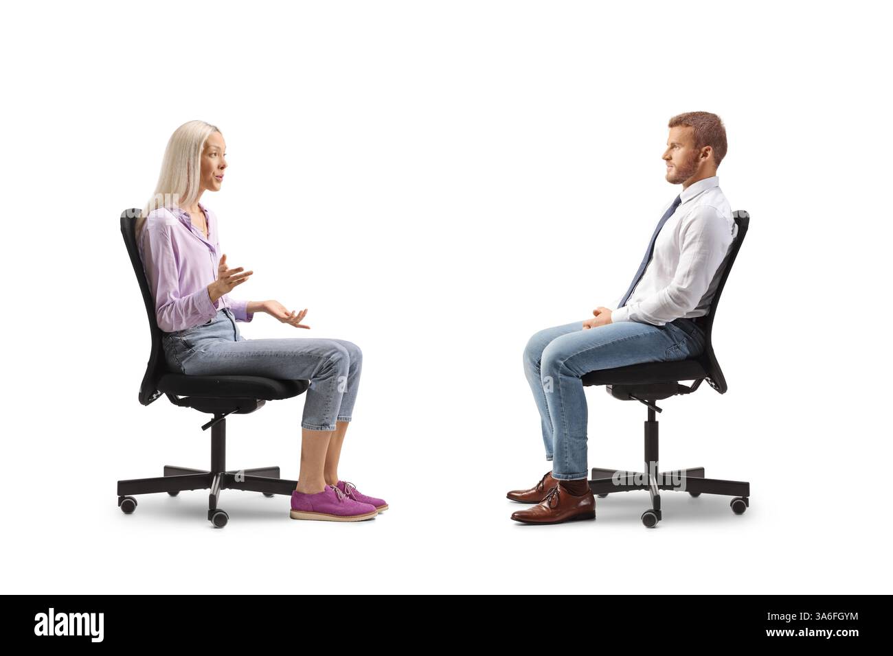 Femme assise dans une chaise de bureau et parlant à un collègue masculin isolé sur fond blanc Banque D'Images